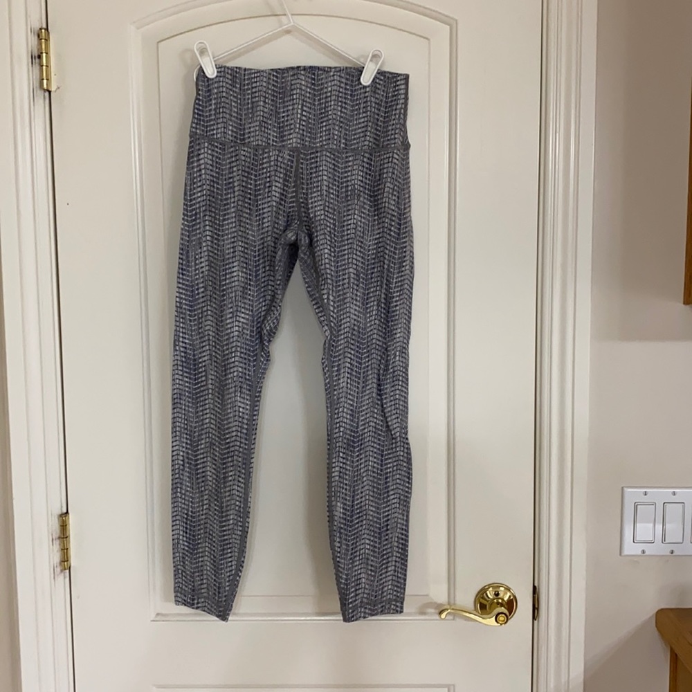 GUC Lululemon Sz 8 Grey textured leggings